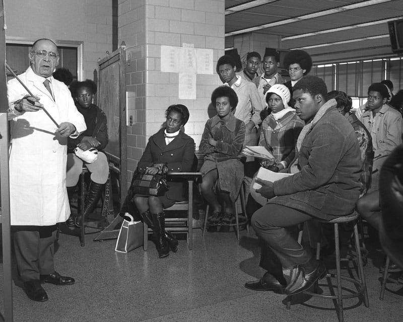 Dr. 1971年，威廉·蒙塔古·科布在霍华德大学任教. 科布毕业于霍华德大学，在该校教授解剖学近50年. (图片由霍华德大学提供)