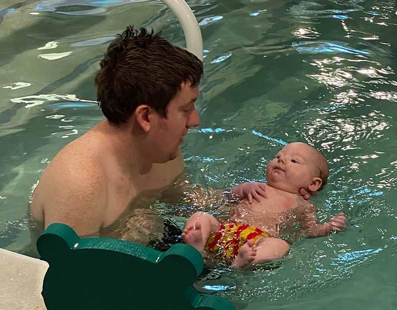 泰勒·摩根和贝克汉姆在婴儿游泳课上. (图片由泰勒·摩根提供)